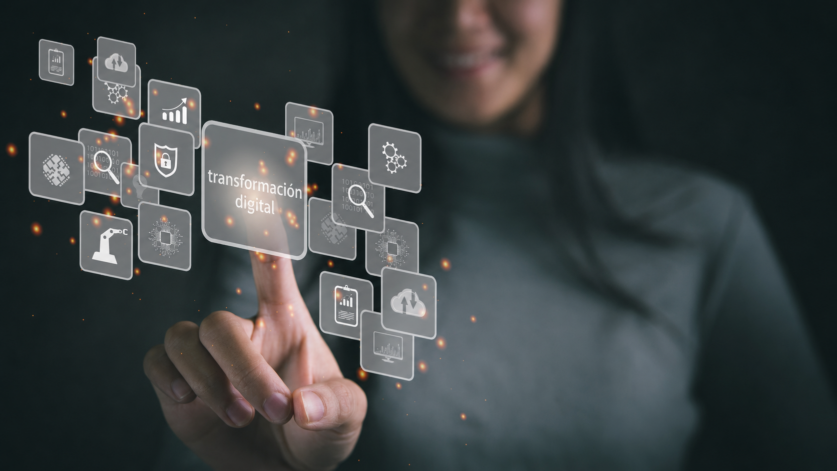 Mujer trabajando con interfaz de transformación digital